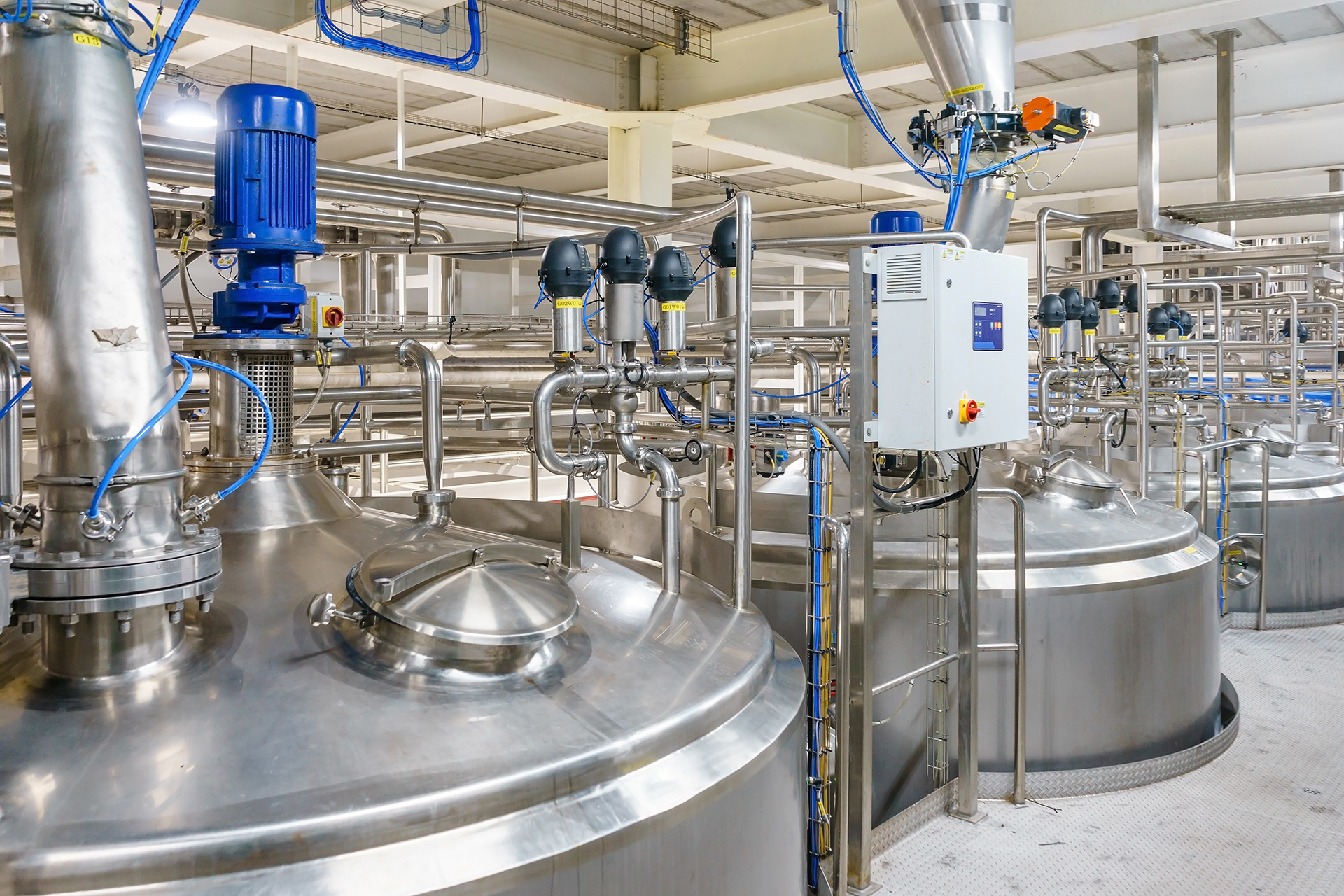 pharmaceutical factory equipment mixing tank on production line